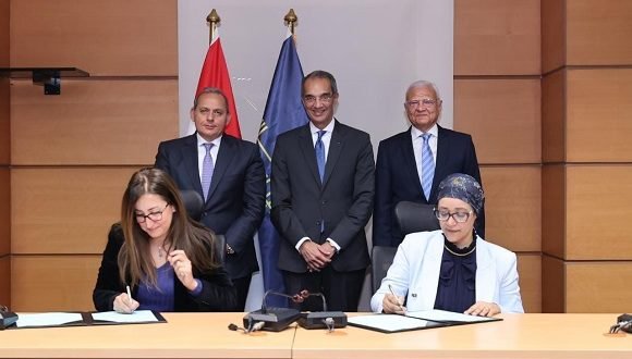 توقيع بروتوكول تعاون بين البنك الأهلى المصرى ومعهد تكنولوجيا المعلومات