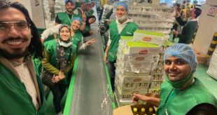 الموظفون بشركة كريم يشاركون في تجهيز كراتين السلع الغذائية التي يوفرها بنك الطعام المصري