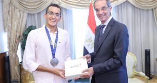 الدكتور/ عمرو طلعت يهنئ البطل محمد الجندى لفوزه بالميدالية الفضية فى بطولة العالم للخماسى الحديث