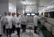 العضو المنتدب لشركة “فيفو” يقدم شرحاً تفصيلياً عن مراحل الإنتاج بالمصنع خلال زيارة رئيس الوزراء ومرافقوه 
