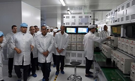 العضو المنتدب لشركة “فيفو” يقدم شرحاً تفصيلياً عن مراحل الإنتاج بالمصنع خلال زيارة رئيس الوزراء ومرافقوه 