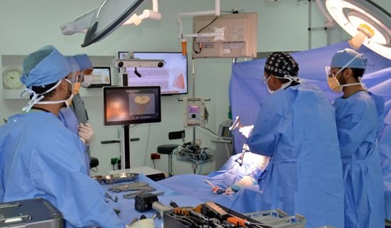 “تاريخ طبي جديد: روبوت ينجز عملية جراحية لمفصل الركبة في مدينة المدينة المنورة”