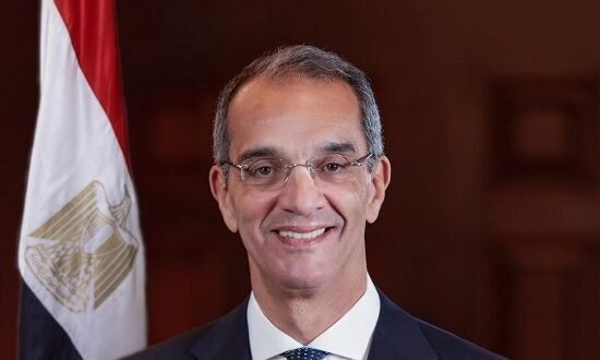 وزير الاتصالات يغادر إلى روما لتعزيز التعاون التقني بين مصر وإيطاليا