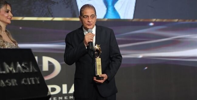 أسامة كمال يتصدر المشهد الإعلامي بعد تتويجه بلقب أفضل إعلامي عربي لعام 2025